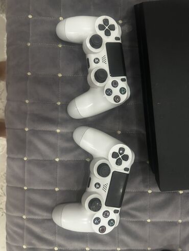 samsung a3 2016 qiymeti islenmis: Ağ rəngdə iki ədəd PlayStation 4 (PS4) oyun konsolu üçün nəzərdə