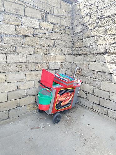 Оборудование для ресторанов, кафе: Küçə ticarəti üçün mobil hot‑doq və piroşki arabası - İki təkərli — 1