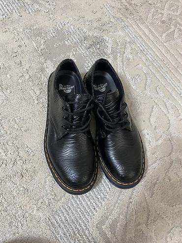 вулкани: Мужские классические ботинки Dr. Martens 1460, изготовлены из — 2