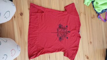 атласные сорочки ночные: Qırmızı rəngli qısaqoll T‑shirt. Ön hissədə qara naxış – ağac/kol