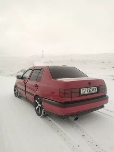 Транспорт: Volkswagen Vento: 1993 г., 1.8 л, Механика, Бензин, Седан