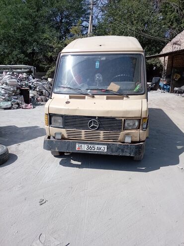 большие машины: Фургон Mercedes-Benz Sprinter бежевого цвета, предназначенный для