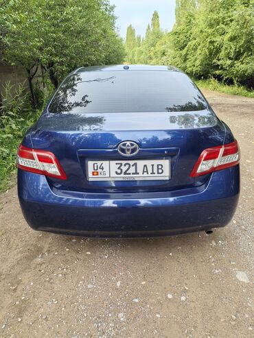 камри руль: Автомобиль Toyota Camry синего цвета. Седан оснащен автоматической