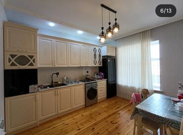 Uzunmüddətli kirayə mənzillər: Təsvir: - Zövqlə dizayn olunmuş, işıqlı və geniş mənzil. Qonaq — 3