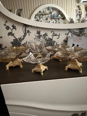 3 kq tort nece neferlikdir: Şüşə servis dəsti - Material: qalın şüşə - Bəzək: qızılı rəngli oyma