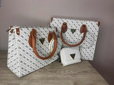 Torbe: Guess ❤️
Novčanik:
Cena 1750 din. +ptt 📌
Torbica:
Cena 2900 din +ptt 📌 — 5