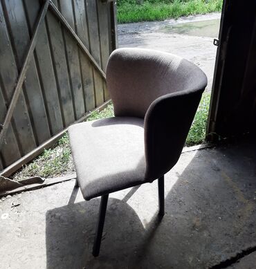 домашнее кресло: Мякгое кресло-стул, металлический карказ