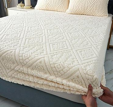 Posteljina: Reljefni čaršafi Čaršaf na lastiš 25 + 2 jastučnice(5) Cena 3800 — 13