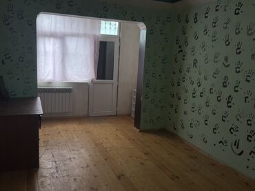 Uzunmüddətli kirayə mənzillər: Təcili satılır !!! 9mərtəbəli binanın 1ci mərtəbəsi. Ev köhnə — 3