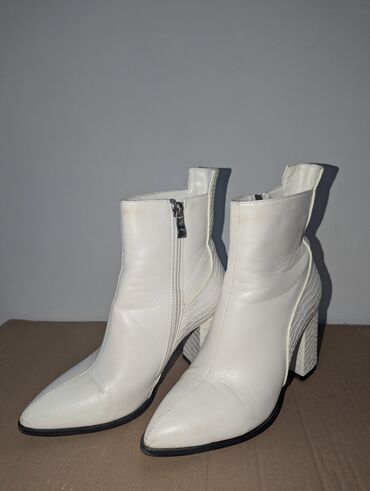 Ботинки и ботильоны: Продаю женские ботильоны на устойчивом каблуке. Чёрные 39го — 4