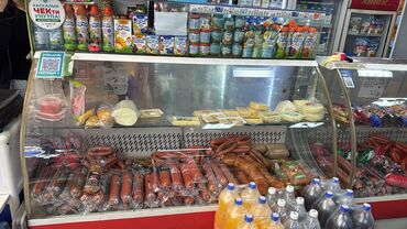 соусы для шаурмы: Мясная и молочная витрина в магазине. Ассортимент: - Большой выбор