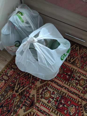 4 микрайон: Продаю банки, трёхлитровые 14 штук. Адрес: Токтоналиева 20