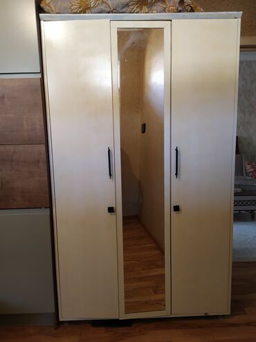 Dolablar: Açılan, 3 qapılı Düz dolab, Qarderob, paltar dolabı