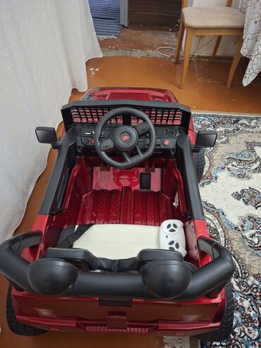 Uşaq üçün elektrik maşınları: Uşaq maşini cox az istifade olunub.Sadece mașinin bateriyasi