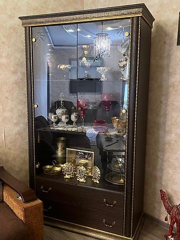 Bufetlər: Klassik üslubda şüşəli vitrin dolabları dəsti - Rəng və material — 1