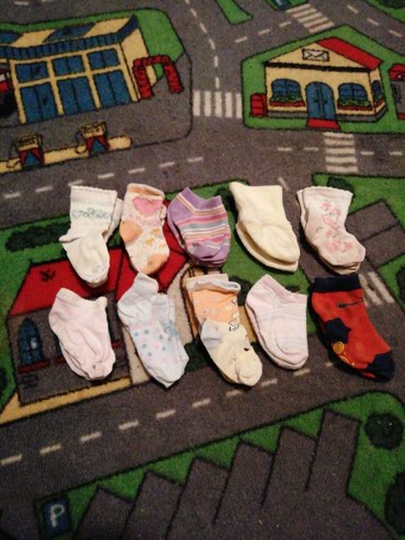stvari za bebe: 10 čarapica za bebe