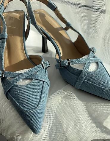 Məhsul: Qadın ayaqqabısı – denim materiallı, nazik dabanlı slingback