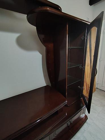 Stilske vitrine: Drvena dnevna soba – vitrina i TV komoda u kompletu - Materijal — 17