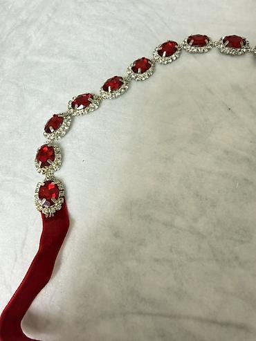at quyruğu saç: Qırmızı daşlı zərif toy kemeri
Satilir — 2