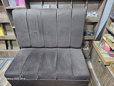 kafe stul: Qəhvəyi rəngdə yumşaq parça üzlü iki nəfərlik oturacaq/mini divan — 1