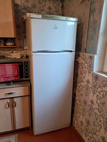 ucuz xaladeniklər: 2 qapılı Indesit Soyuducu Satılır, rəng - Ağ
