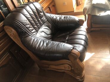 Sofe i kaučevi: Kožna dvosed fotelja sa drvenim ramom - Materijal sedenja/naslona — 7