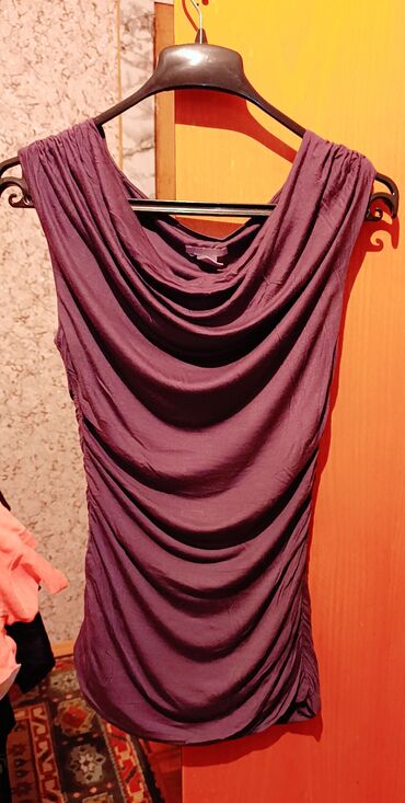 Köynək və bluzalar: S ölçü.Cox az geyinilib.demek olar tezedir.on manata qədər mal — 5