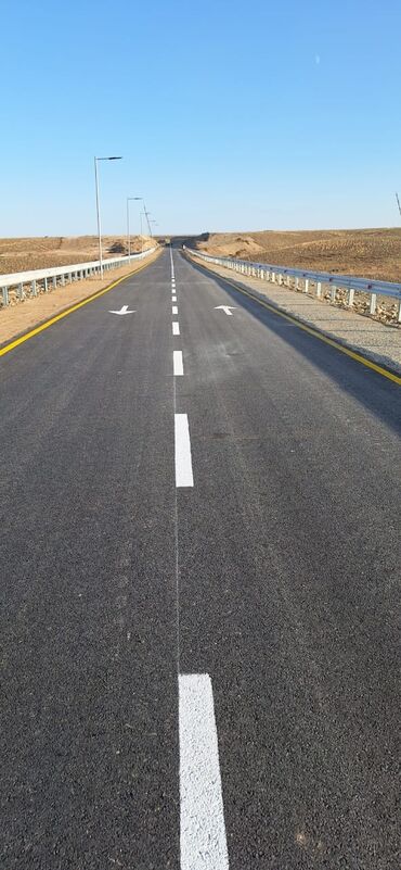 demir kapi: Asfalt yol layihəsi, yeni çəkilmiş yolun, yol nişanlarının və ətraf