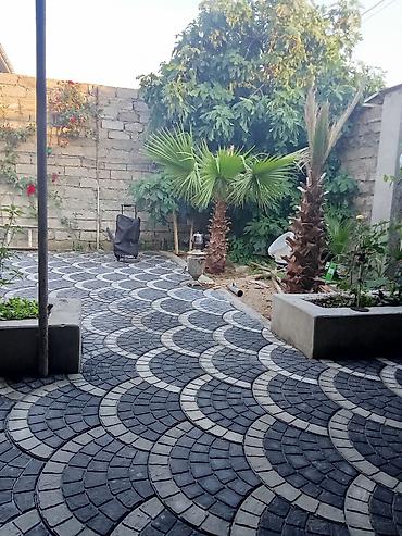 daş karxanası: 5 Sot torpaqla. 2 mertebe ev. masurta. 200. Metr məsafə var. yolu — 2