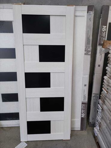 Otaq qapıları: Ağ rəngdə, klassik üslubda qapı. Qapının üzərində zərif oymalar var — 15