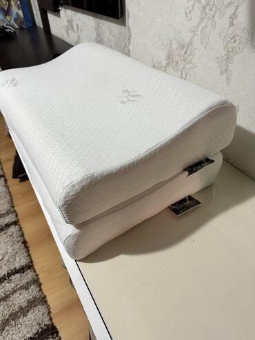 постельное белье для отелей: Продаю, новые подушки из латекса.(пара) Дали в подарок в магазине