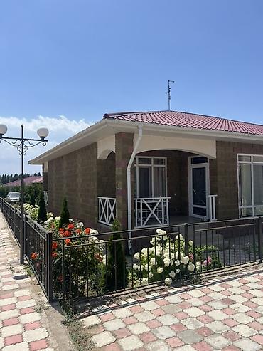 Ысык-Көлдө эс алуу: Коттедж в закрытом коттеджном поселке. - Одноэтажный дом с верандой и — 5