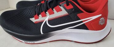 беговая обувь: Крутые беговые кроссовки Nike Air Zoom оригинал из США! 42 размер