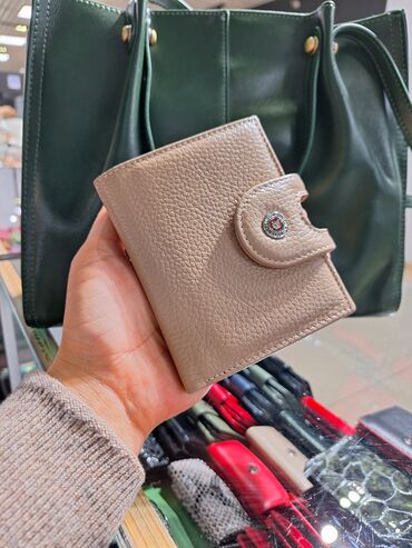 Кошельки: Компактный женский кошелёк с кнопочной застёжкой. Особенности: - — 6