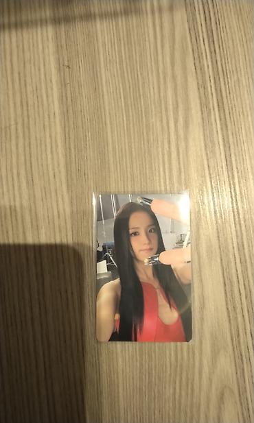 pişik şekli cekmek: Məhsul: Fotokart (K-pop temalı) Təsvir: - Ön üzdə studiya mühitində — 1