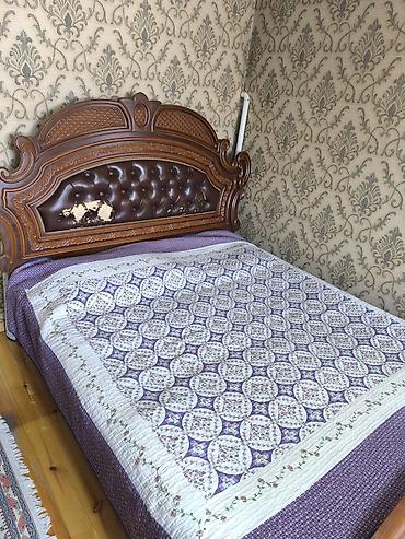 коллекция часов: Двуспальная кровать в классическом стиле с высоким резным изголовьем и — 1