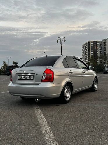 Hyundai: Hyundai Accent: 1.4 l | 2009 il Sedan — 5