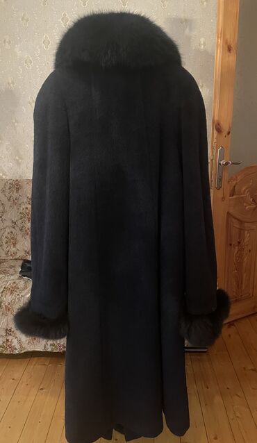 женские классические пальто: 52 razmer palto.Yaxwi veziyetdedir.Rusiyadan alinib az geyinilib