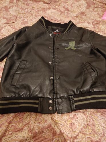 детская кожанная куртка: Продаю детскую кожаную куртку состояние очень хорошее почти как новая