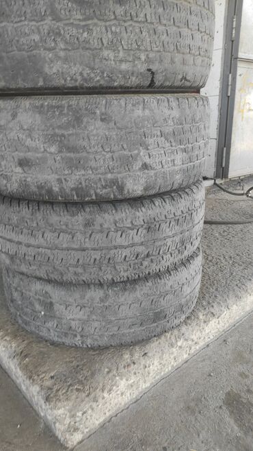 Шины: Комплект из четырех автомобильных шин размером 235/65 R16C