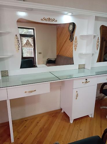 utu dolabı: Gözəllik salonu üçün tam dəst vizaj/berber masası - Rəng: ağ, qızılı — 3