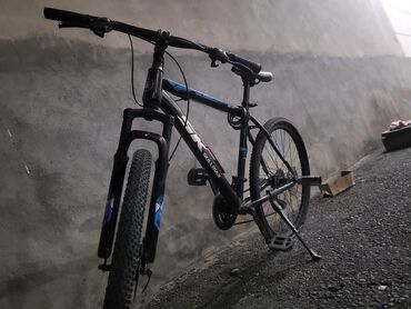 запчасти для bmx: Горный велосипед Helltrax с черной рамой и синими акцентами. Оснащен