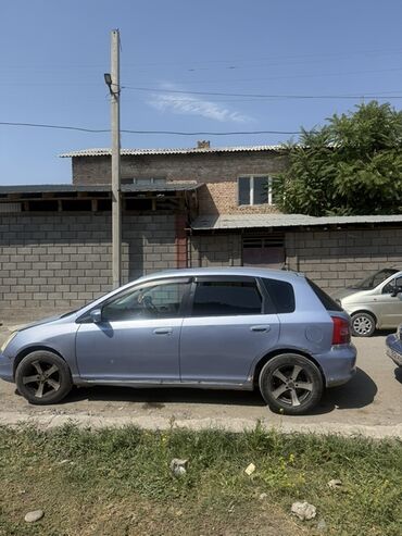 жак бу: Хэтчбек Honda Civic в синем цвете с пятидверным кузовом. Автомобиль
