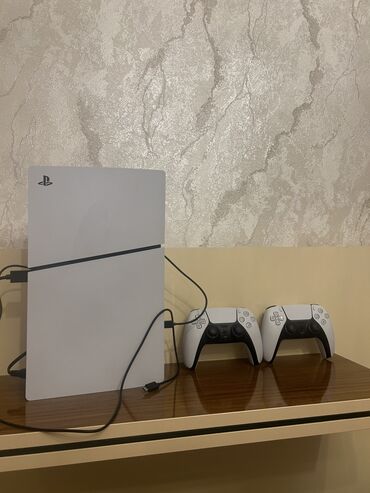 PS5 (Sony PlayStation 5): Ps 5 slim 1tb 2 pult 1 aydi alinib cox ideal vezyetdedi