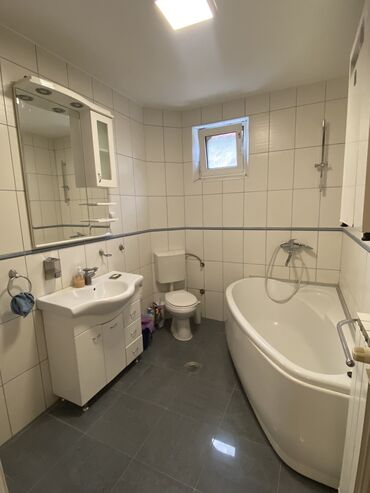 bela suknjica za plazu jako odgovara: 3 bedroom