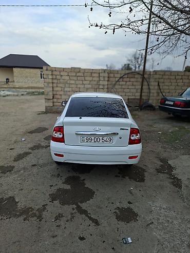 volkswagen polo 1: LADA Priora hatchback, ağ rəng. 5 qapılı kuzov, qara rəngli tonlanmış — 2