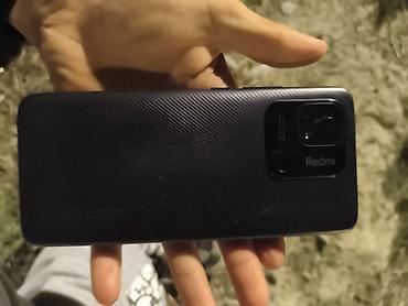 redmi 50: Redmi smartfon satılır. Cihaz qara rəngdədir və arxa paneli — 2