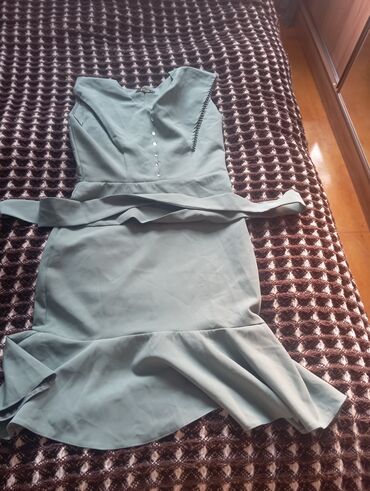 ev üçün açıq qadın şap şapları: Peplum detallı, solğun yaşıl rəngli qadın mini donu. Yarımqollu