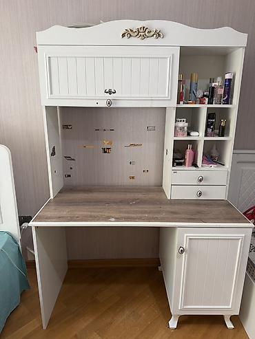 bazalı carpayı: Düz masa, Stulsuz, Polkalı, Siyirməli, MDF — 2