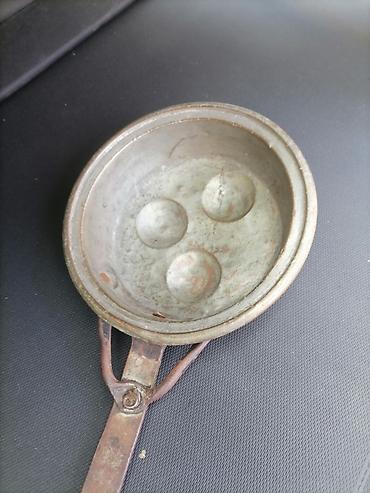 metalac posude za kafu i secer: Stara metalna tava za poširanje jaja (3 ležišta) - Materijal: metal — 9